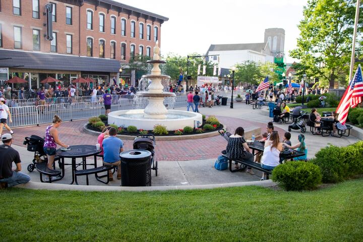 A full house at the fountain square